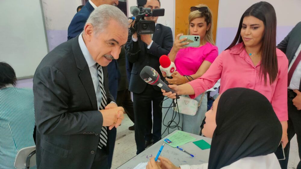 اشتية: الحكومة حريصة على تهيئة الأجواء الايجابية من أجل سير الامتحانات بهدوء وانضباط