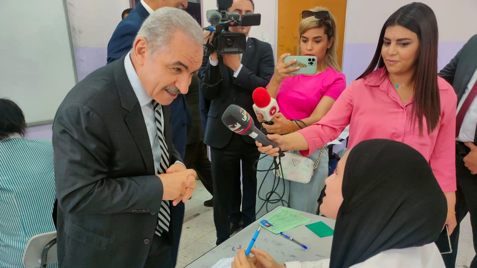 اشتية: الحكومة حريصة على تهيئة الأجواء الايجابية من أجل سير الامتحانات بهدوء وانضباط