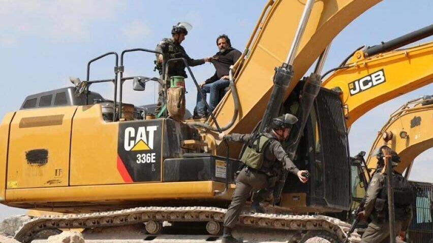 الاحتلال يستولى على جرافة ويعتقل سائقها شرق نابلس