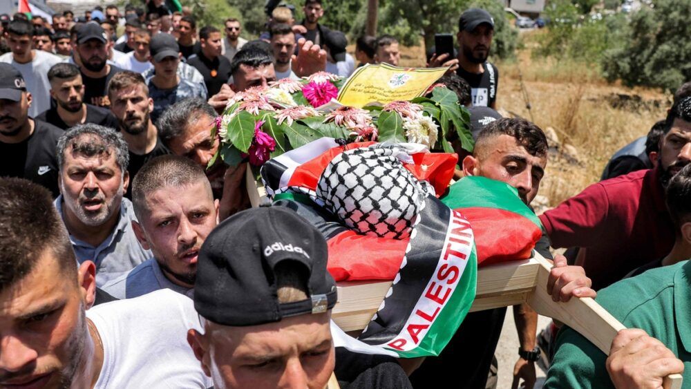 جماهير غفيرة تشيع جثمان الطفل محمد التميمي شمال رام الله