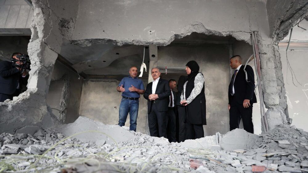 اشتية: سنعيد بناء كل بيت يهدمه الاحتلال