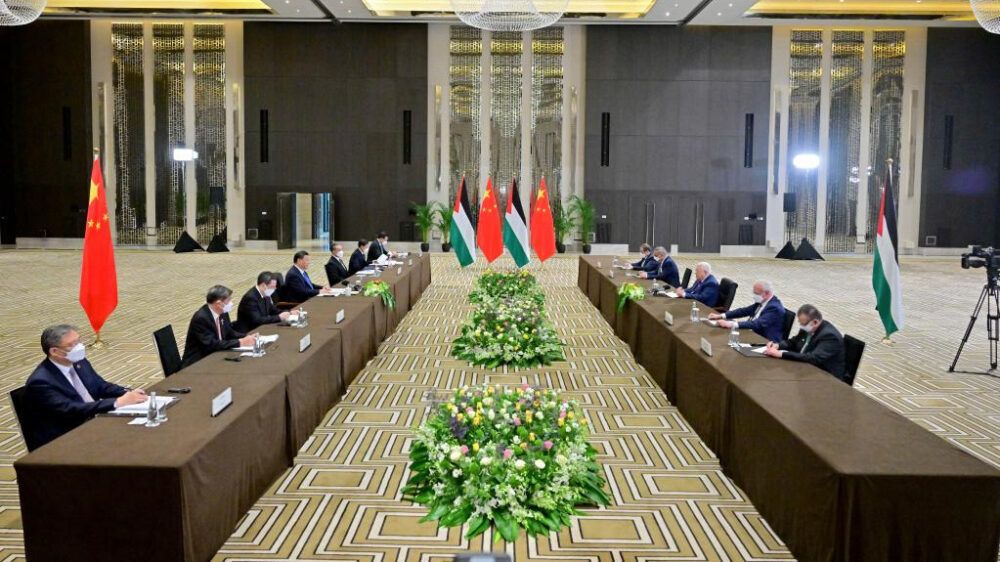 الرئيس عباس يجتمع مع الرئيس الصيني