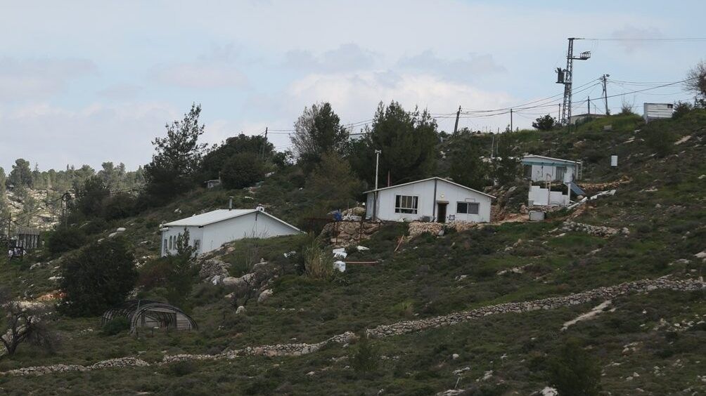 مستوطنون يقيمون بؤرة استيطانية شمال غرب رام الله