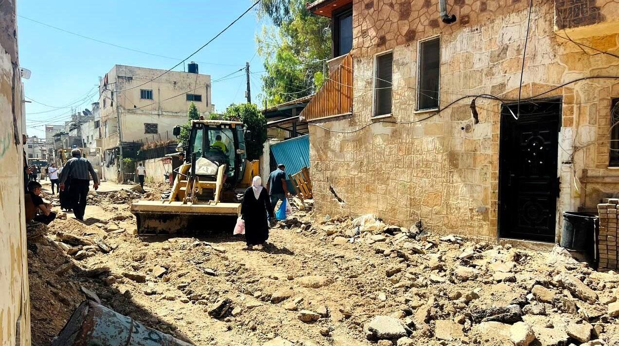 تواصل الأعمال الميدانية لإزالة آثار عدوان الاحتلال على مخيم جنين وإعادة الخدمات للمواطنين