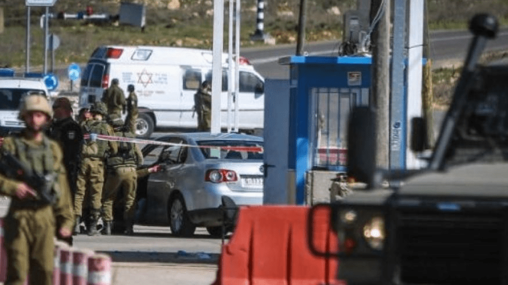 قوات الاحتلال تعتدي على شابين عند حاجز قلنديا