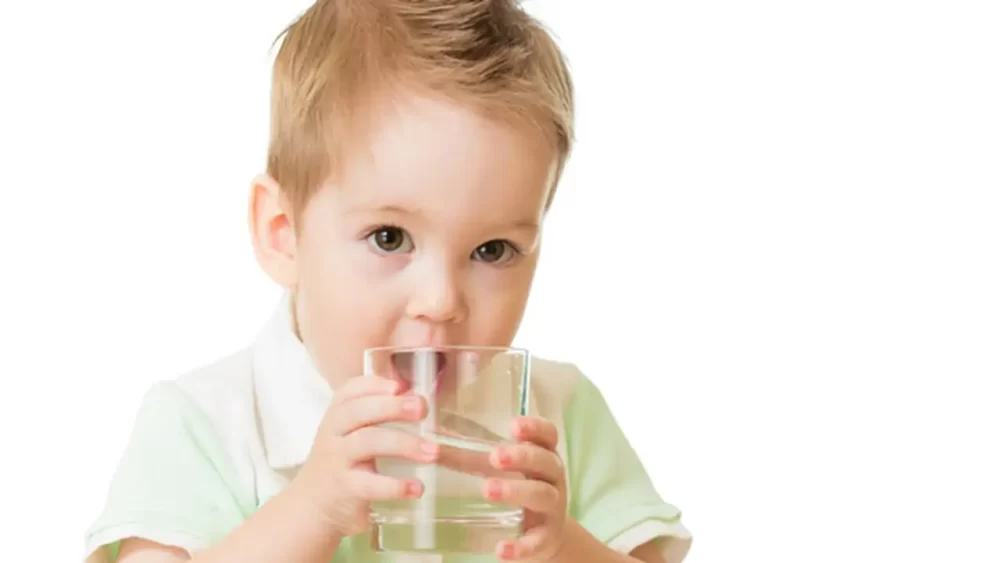 في فصل الصيف.. كمية الماء التي يحتاجها طفلك!