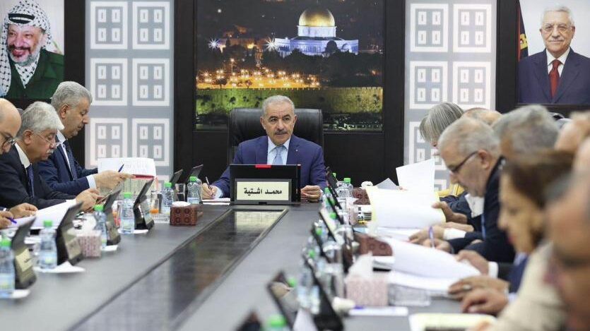 اشتية: اللجنة الوزارية ستتابع ما تعرض له مخيم نور شمس