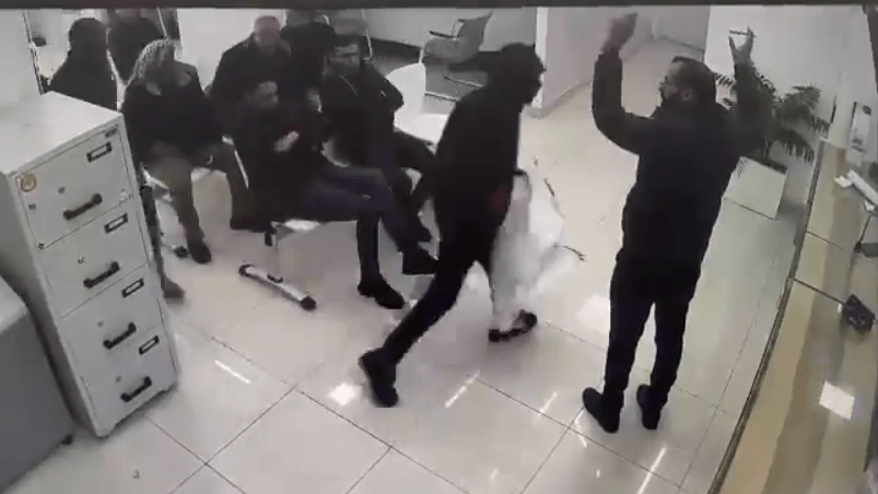 سطو مسلح على أحد البنوك في الخليل