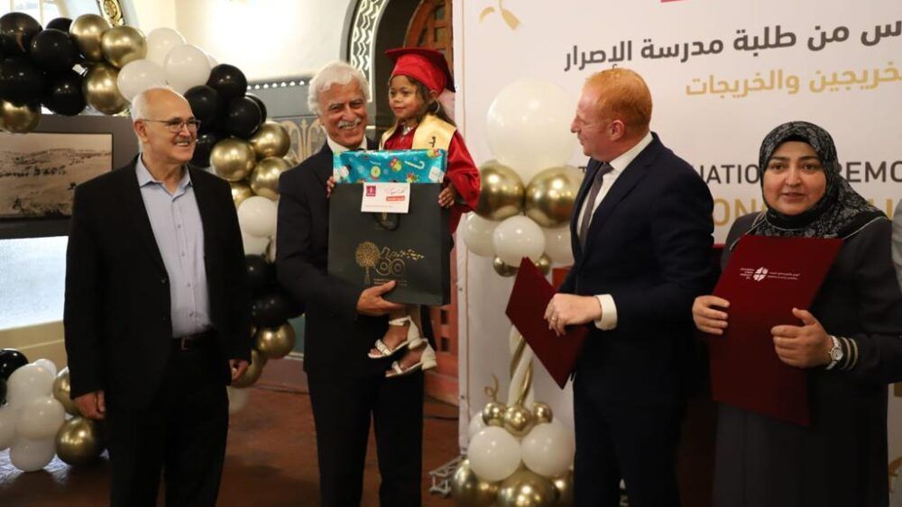 القدس: عورتاني يؤكد أهمية دعم مدارس الإصرار لمرضى الكلى والسرطان