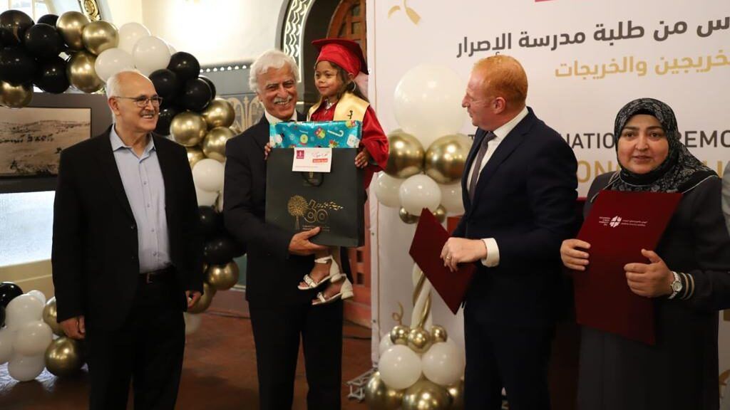 القدس: عورتاني يؤكد أهمية دعم مدارس الإصرار لمرضى الكلى والسرطان