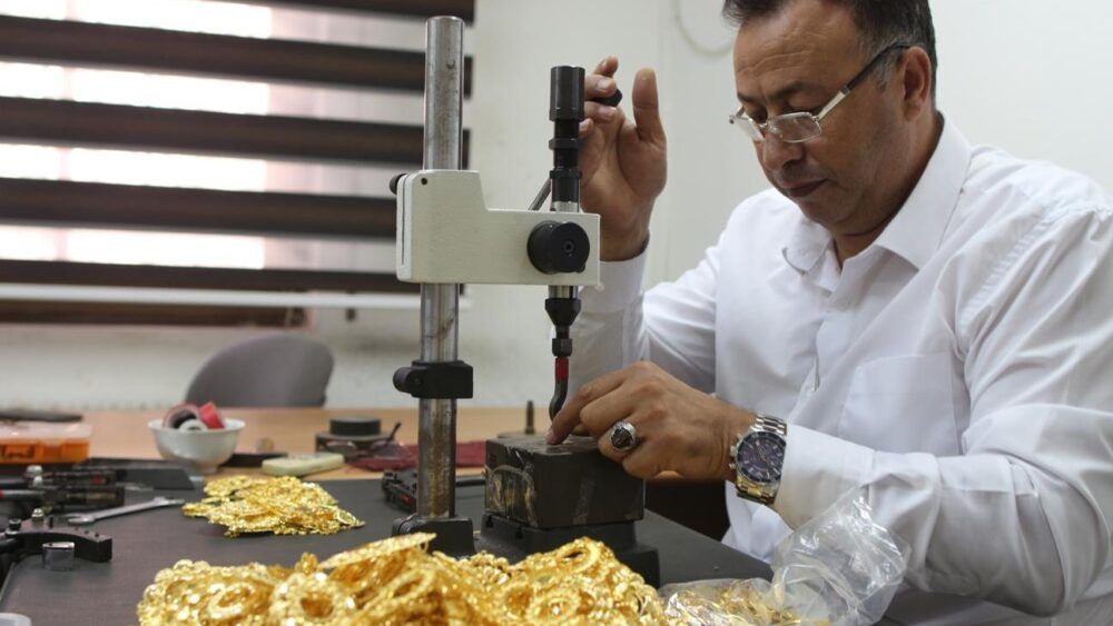 "الاقتصاد": دمغ أكثر من طن ذهب الشهر الماضي