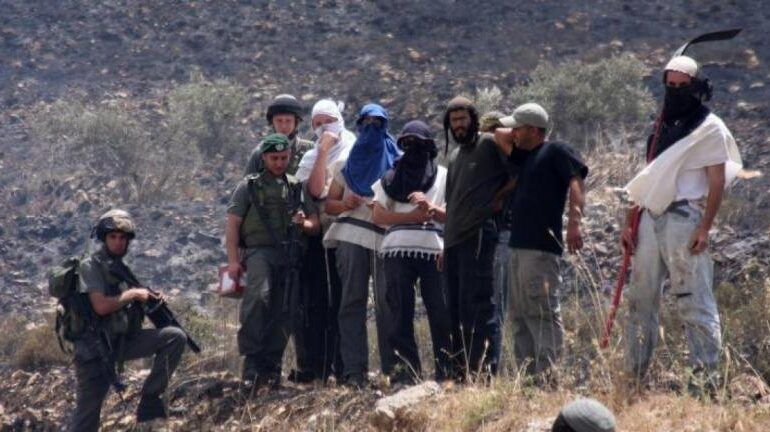 مستوطنون يسرقون خياما من أراضي بيت فوريك شرق نابلس