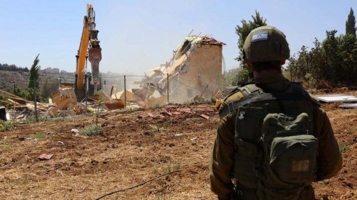 الاحتلال يخطر بوقف العمل والبناء في غرف وطرق زراعية في دير بلوط