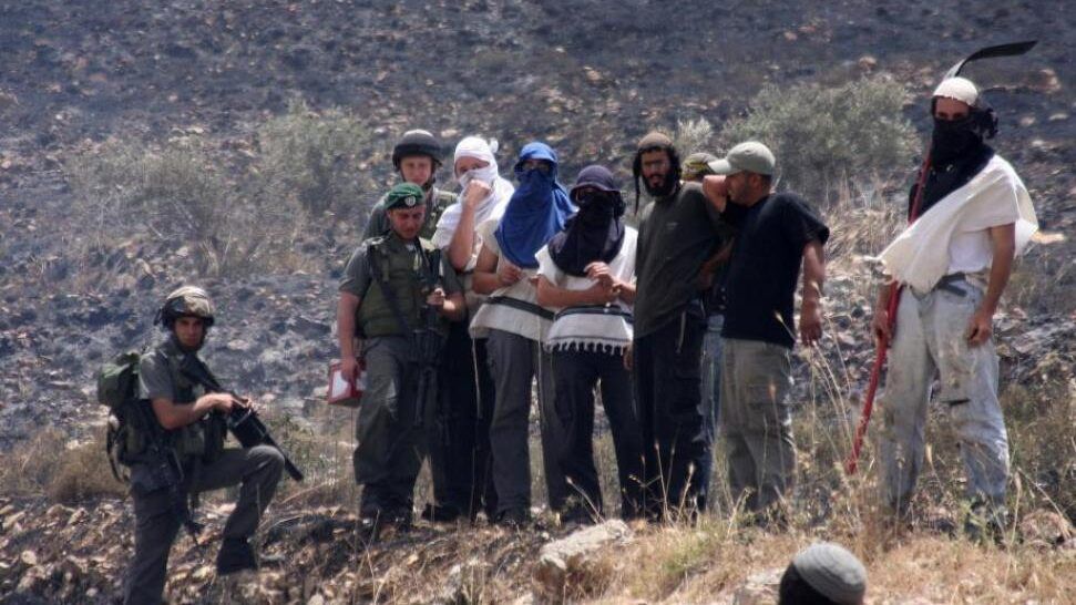 إصابات بالاختناق وإحراق مركبة في هجوم لمستوطنين على عصيرة القبلية