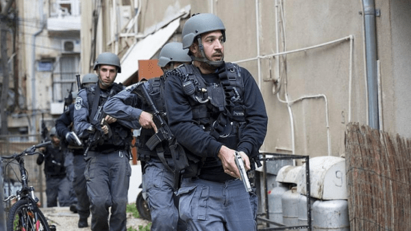 الاحتلال يداهم المحال التجارية في مخيم شعفاط