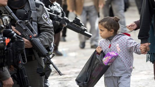 الاحتلال يعتقل طفلة قرب الأقصى ويجدد الاعتقال الإداري لمقدسي