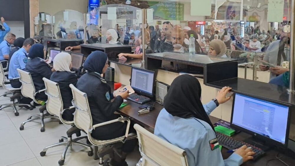 الشرطة: توقيف 88 مطلوباً للعدالة عبر معبر الكرامة الأسبوع الماضي