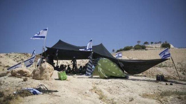 مستوطنون ينصبون خياما على أراضي المواطنين في ياسوف