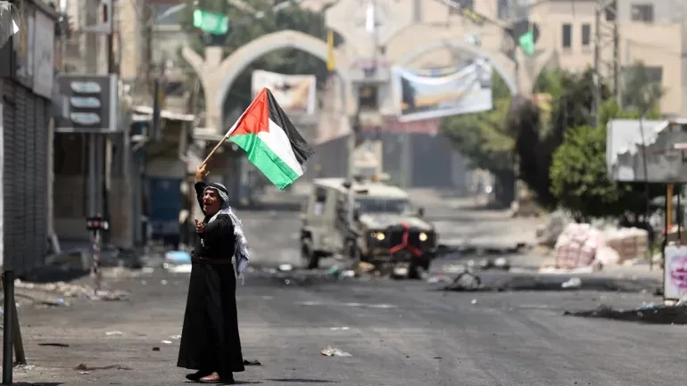 الكفّ يُواجه المِخرز