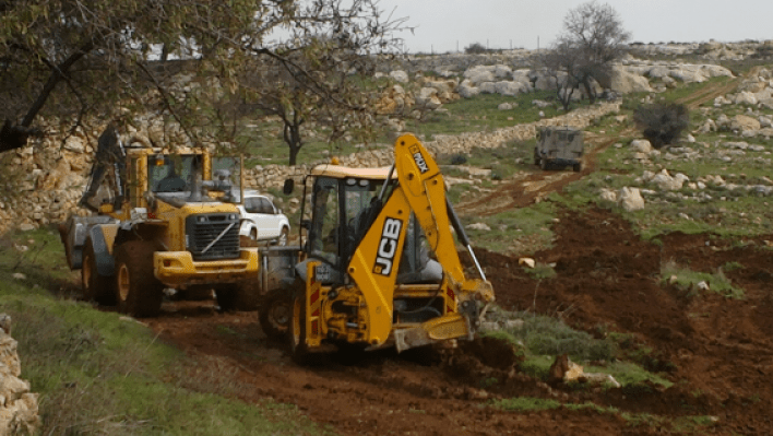 الاحتلال يجرف أراضي زراعية في قصرة جنوب نابلس