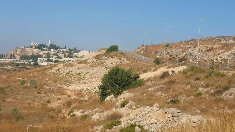 الاحتلال يشق طريقًا استيطانية جديدة غرب سلفيت