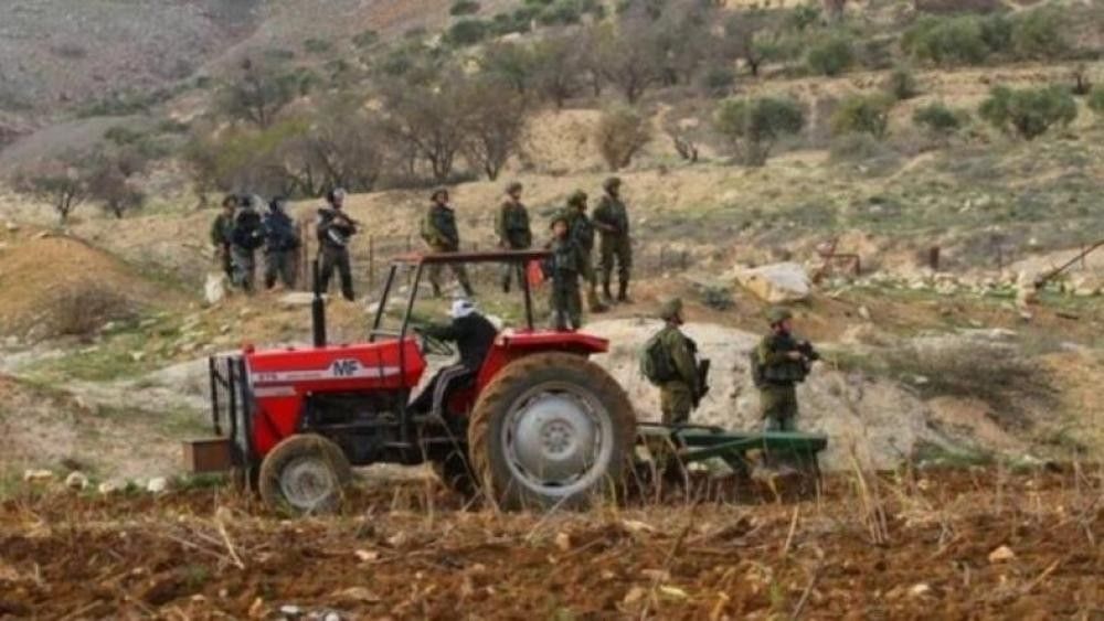 الاحتلال يصادر مركبة وجرار زراعي بالأغوار الشمالية
