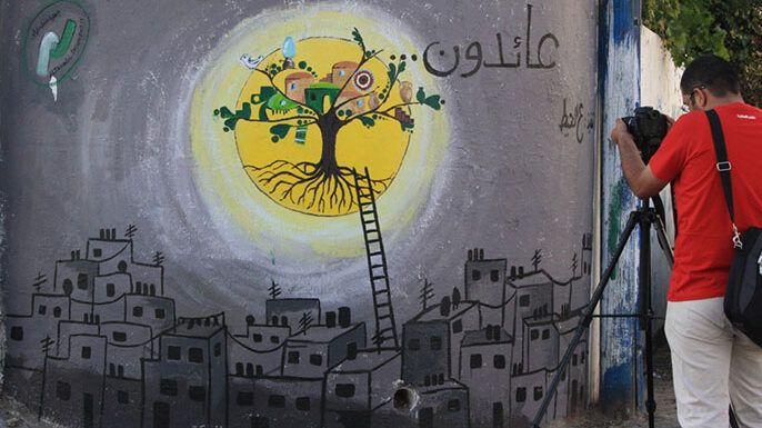 جـدران الـمخيـم فـي زمـان مـتـغـير ومـكـان مـخـتـلـف