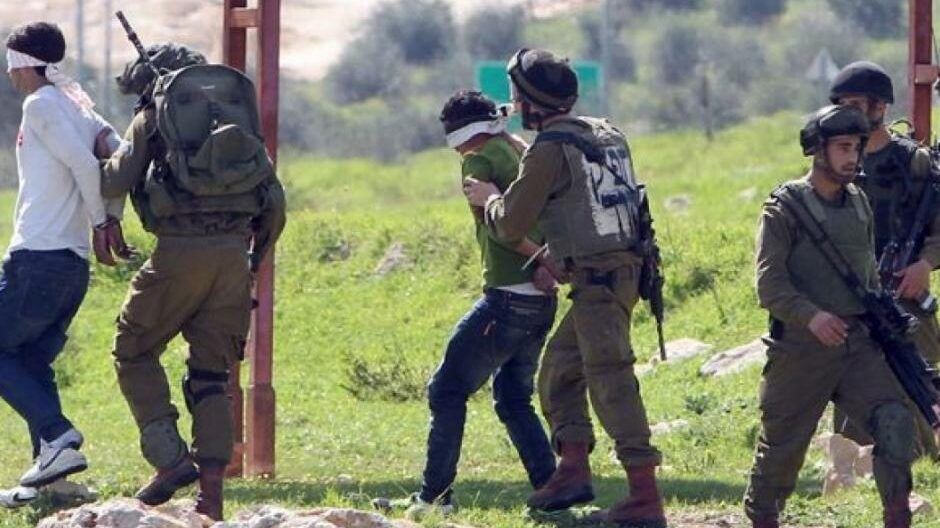 الاحتلال يعتقل مواطنين عقب مهاجمة مستوطنين منزلا في سبسطية