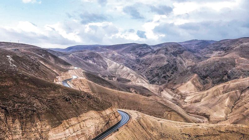 مستوطنون يصوّرون مساكن المواطنين في المعرجات شمال أريحا