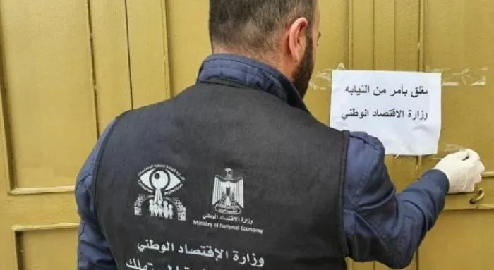 إحالة 8 مخالفين للنيابة العامة لتلاعبهم بالأسعار والاتجار بمواد منتهية الصلاحية