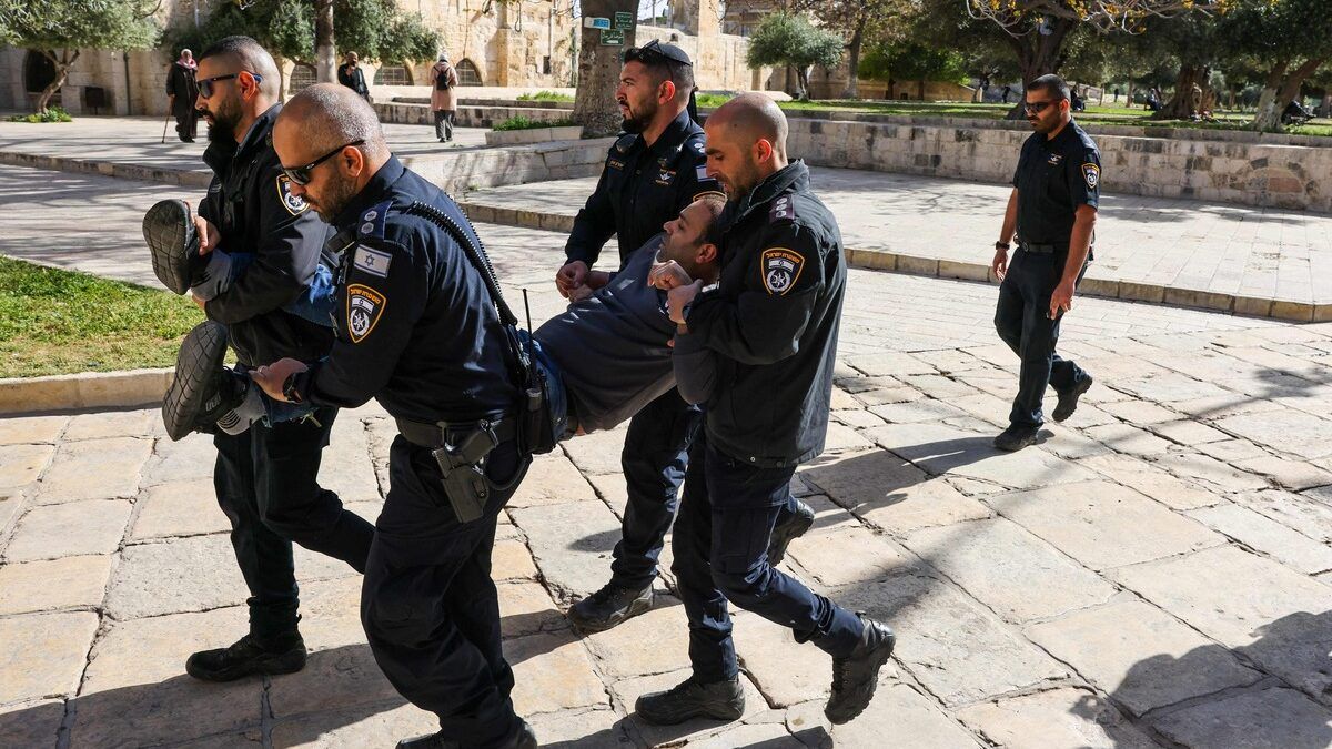 الاحتلال يعتقل مواطنا من عائلة صب لبن بالقدس