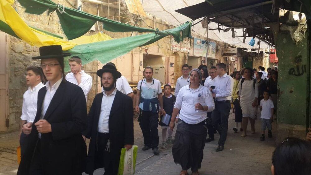 مغلق منذ عام 1983: مستوطنون يهدمون أجزاء من السوق القديم وسط الخليل