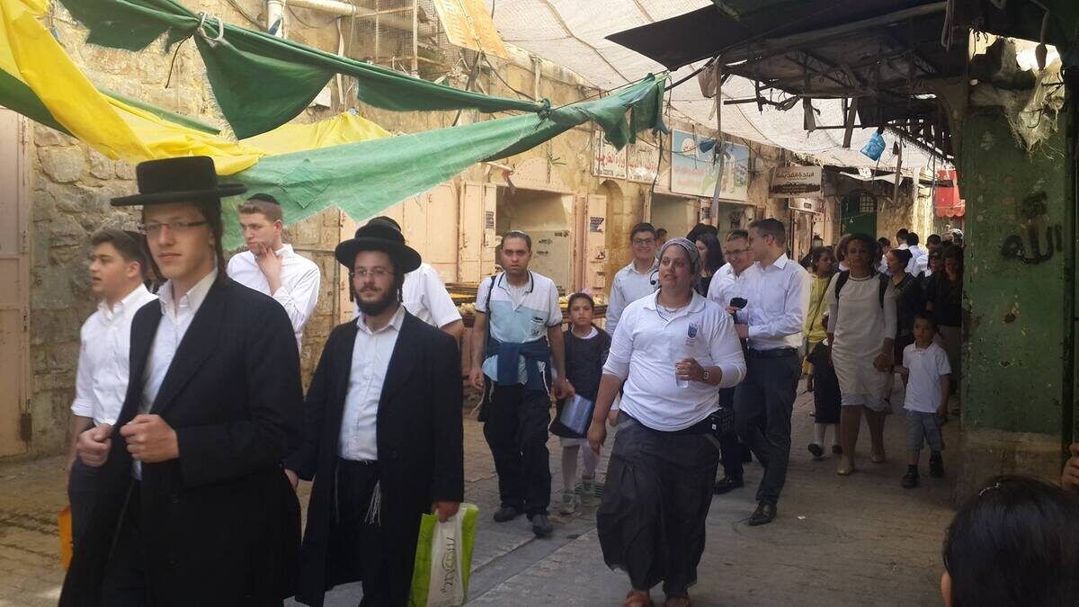 مغلق منذ عام 1983: مستوطنون يهدمون أجزاء من السوق القديم وسط الخليل