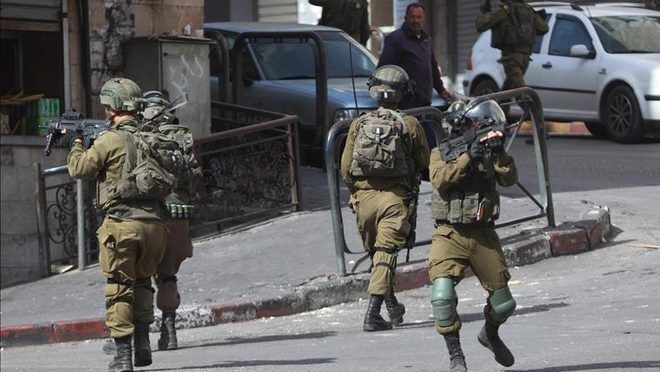 الاحتلال يعتقل مواطنا ويداهم محل صرافة واندلاع مواجهات في ترمسعيا