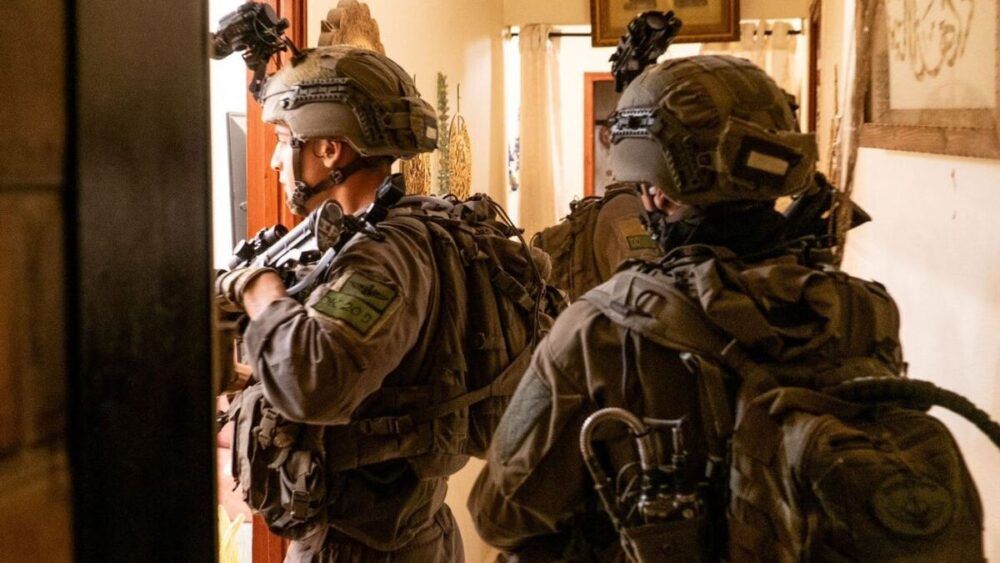 اعتقالات أثناء مداهمات للاحتلال في مناطق متفرقة بالضفة الغربية