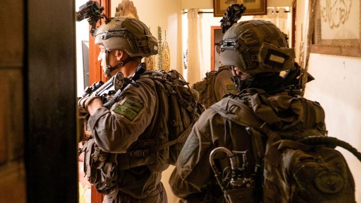 اعتقالات أثناء مداهمات للاحتلال في مناطق متفرقة بالضفة الغربية