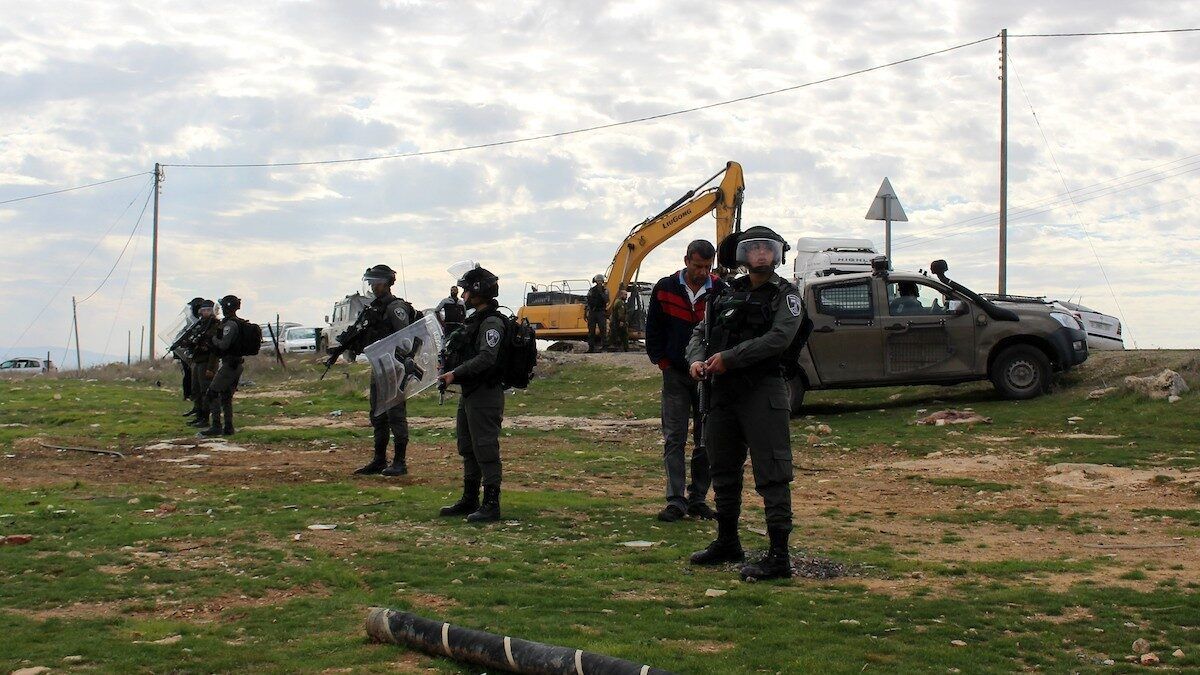 الاحتلال يردم ينابيع مياه ويجرف أراضي زراعية جنوب الخليل