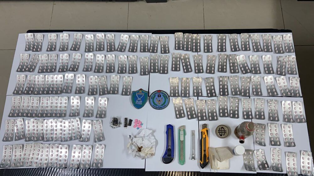 الشرطة تضبط كميات من الحبوب المخدرة يساء استخدامها في غير الأغراض الطبية