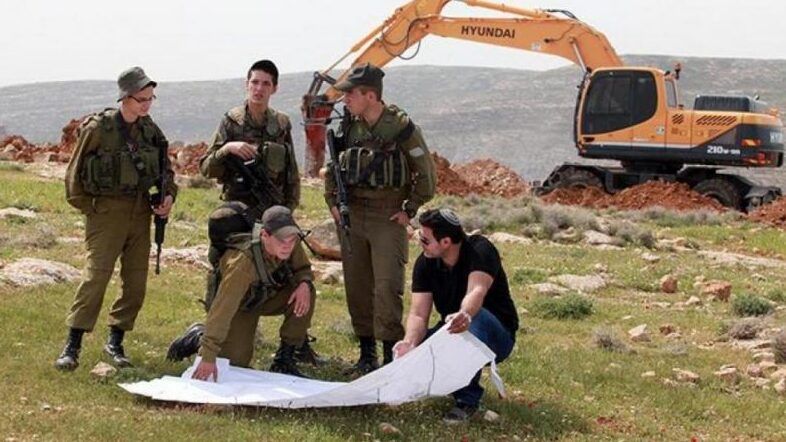 قوات الاحتلال تستولي على أراضٍ لصالح طريق استيطانية جنوب نابلس