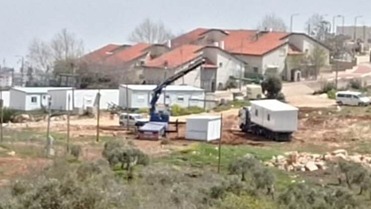 مستوطنون ينصبون غرفا متنقلة جنوب نابلس