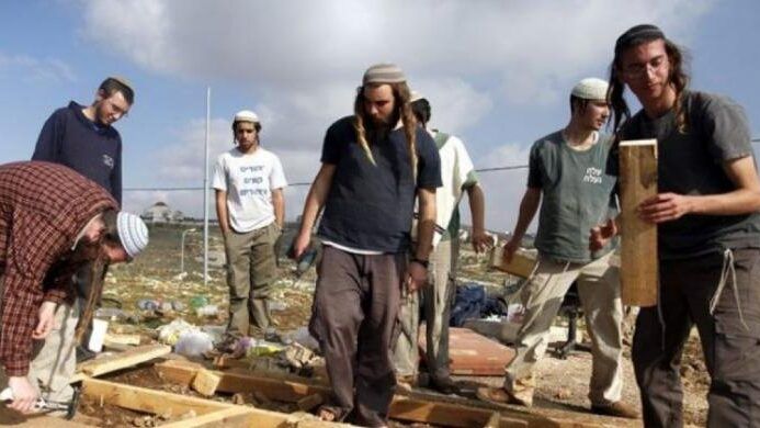 مستوطنون يمدون شبكة كهرباء لصالح بؤرة استيطانية جنوب نابلس