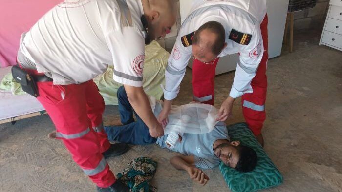 مستوطنون يعتدون على أحد الرعاة ويسيّجون طريقا ترابية في الأغوار