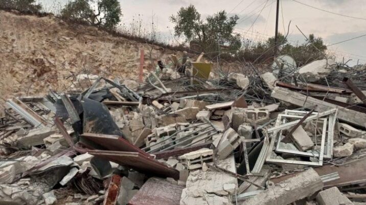 هدم بركسات وأعمدة خشبية في سلوان