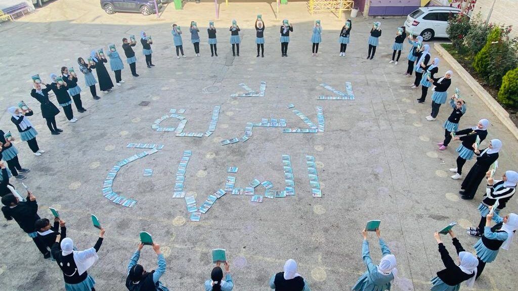 الاحتلال يستولي على كتب مدرسية في القدس؛ في إطار حربه على المنهاج الفلسطيني