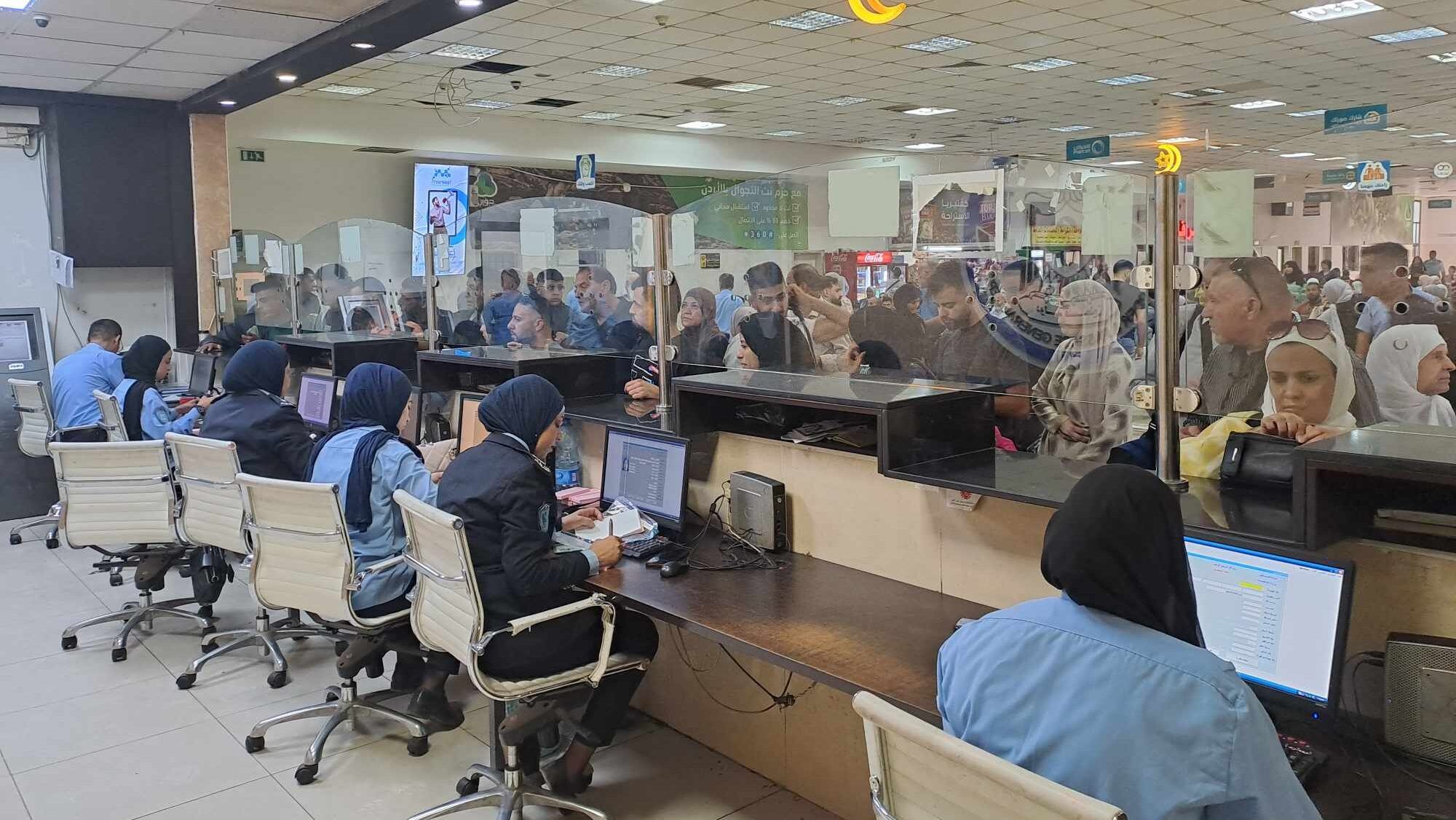 الشرطة: 57 ألف مسافر تنقلوا عبر معبر الكرامة وتوقيف 68 مطلوباً الأسبوع الماضي