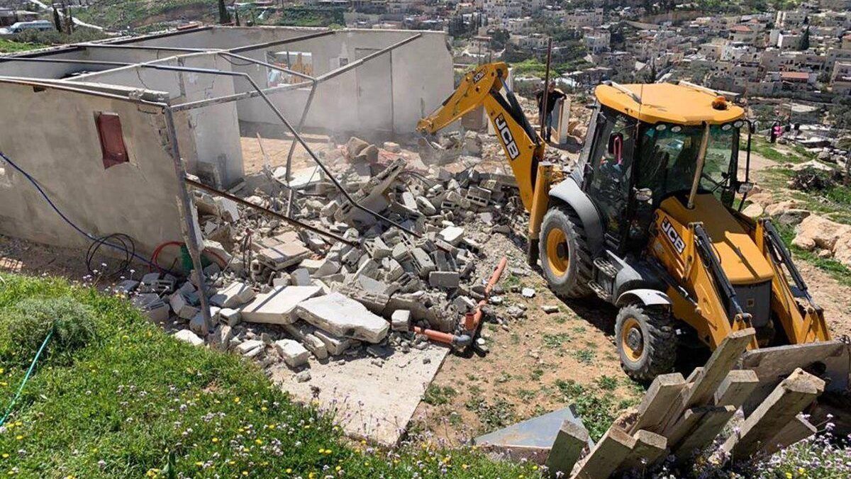 الاحتلال يهدم غرفا زراعية وسلاسل حجرية ويقتلع أشتال زيتون في بيت سيرا غرب رام الله