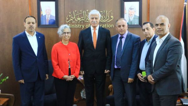 "التربية" و"الأونروا" تبحثان آليات تطوير تكنولوجيا التعليم