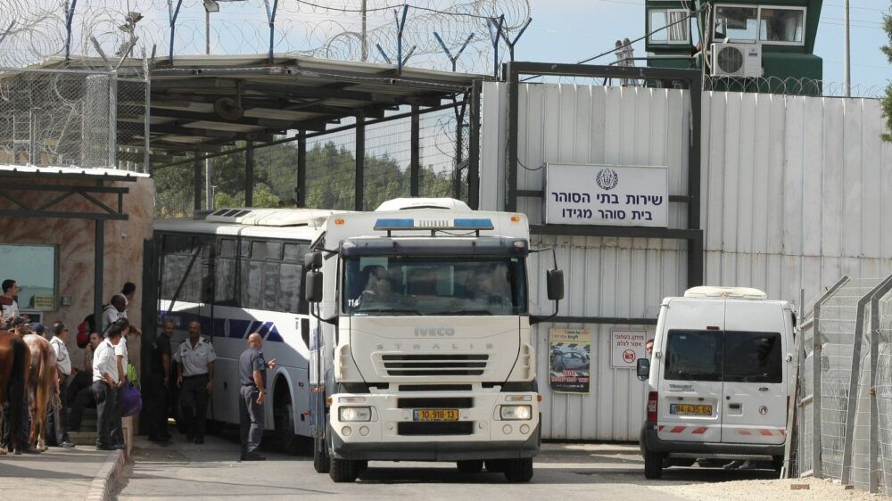 الاحتلال ينقل الأسرى من سجن عسقلان إلى "نفحة" في خطوةٍ مفاجئة