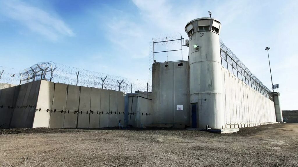 "الصليب الأحمر" يدعو الاحتلال لحماية حقوق الأسرى الفلسطينيين