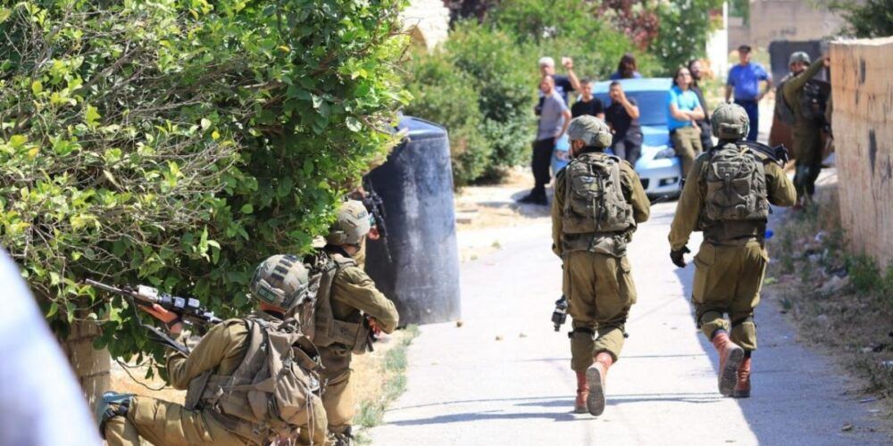 الاحتلال يطلق الرصاص تجاه العمال ويحتجز 3 نساء ويقتحم قرى في جنين